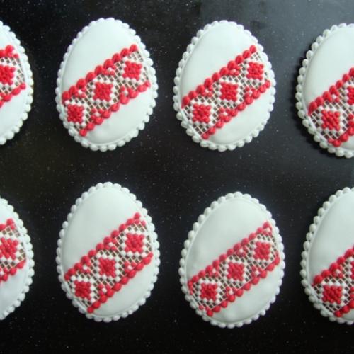 biele vajíčka s červenou čipkou
